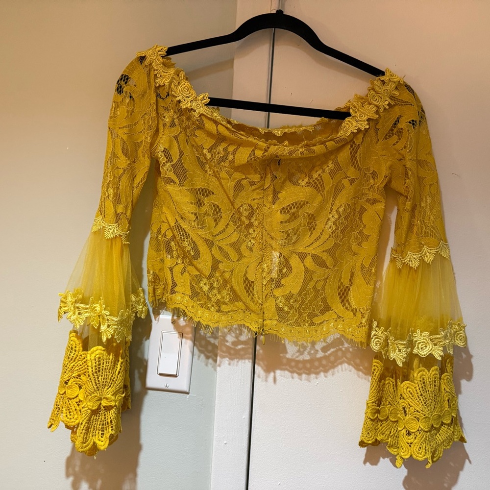 NWT San Joy Yellow Embellished Crop Blouse - Picture 3 of 8